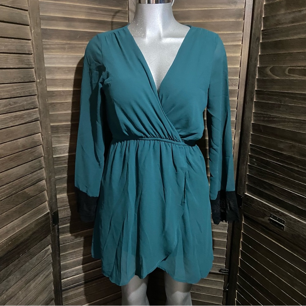 b sharp Faux Wrap Dress Size Medium V Neck Emerald Green Lace Cuffs Long Sleeve